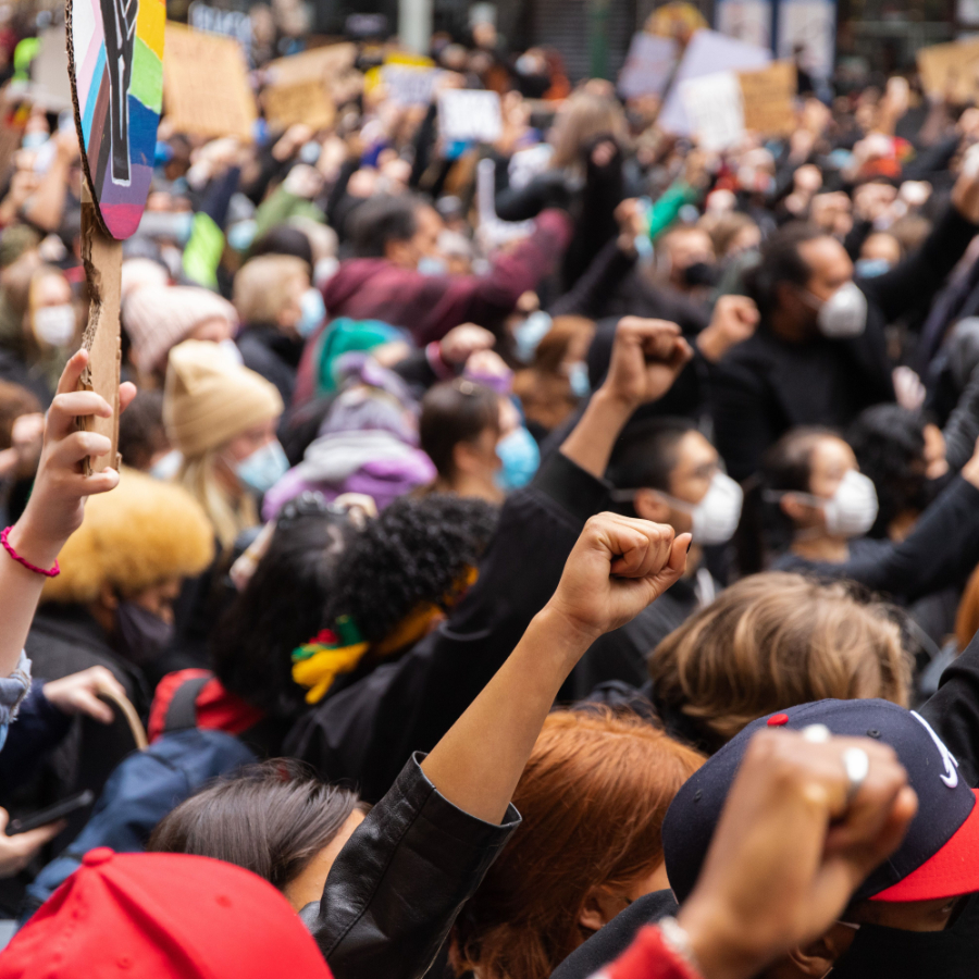 Multitud de personas en una  manifestación con el puño en alto